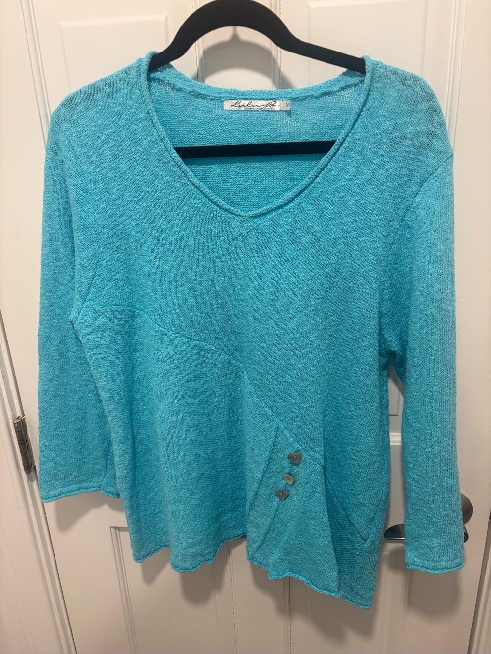 LULU B SIZE M TURQUOISE SWEATER WITH A SYMMETRICAL BUTTONS. SOFT KNIT.